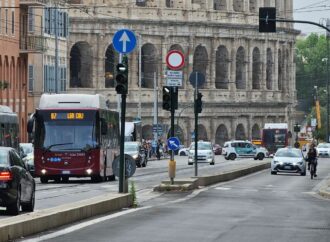 Taxi a Roma introvabili, code e disagi. Come funziona nelle altre città. E in Europa?