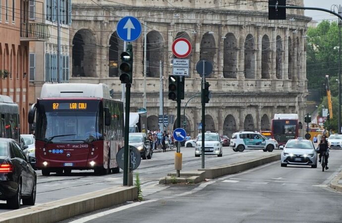 Taxi a Roma introvabili, code e disagi. Come funziona nelle altre città. E in Europa?