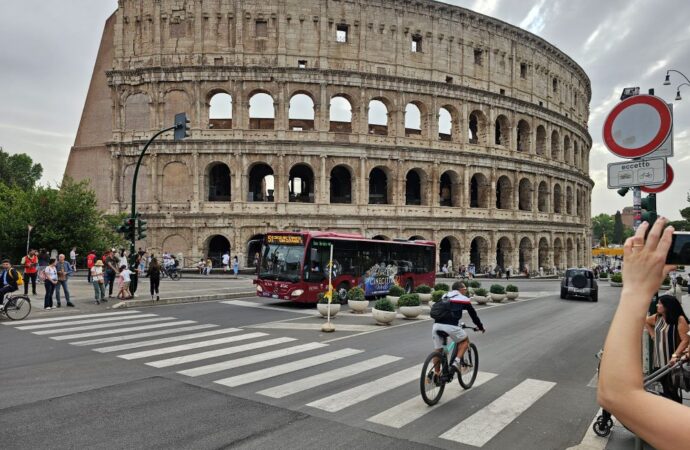 Il Pd, partito di centrodestra, chiede il rinvio del Giro d’Italia in Albania