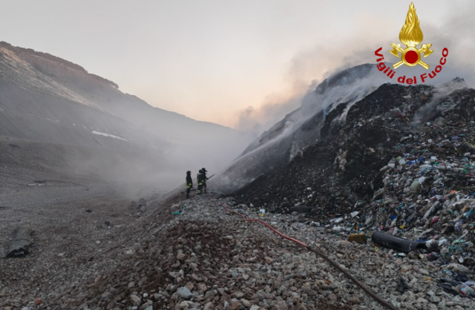 Palermo, spento incendio in discarica Bellolampo. Sindaco: “Mantenete imposte chiuse”