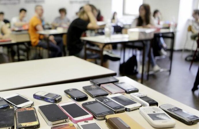 Stop a cellulari in classe, la circolare di Valditara