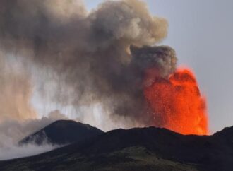 Etna, nuova eruzione: nube cenere alta 5 km