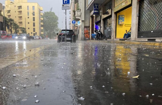 Maltempo, grandine a Milano. A Lodi trovato cadavere nell’Adda