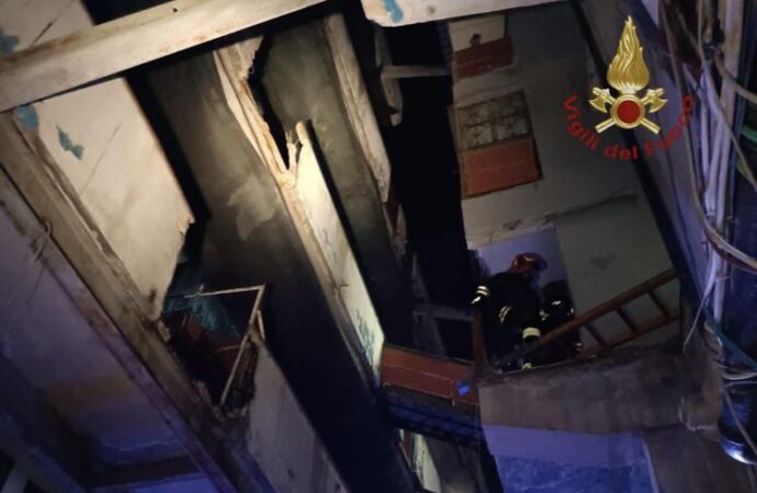 Napoli, crolla ballatoio nella Vela Celeste a Scampia: un morto