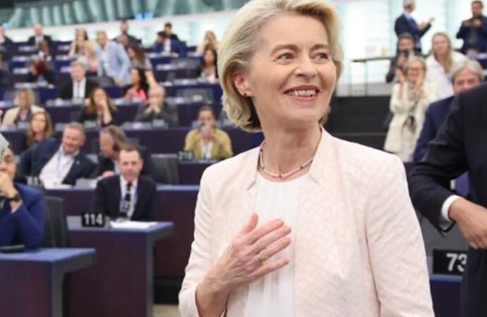 Commissione Ue, von der Leyen rieletta presidente con 401 sì