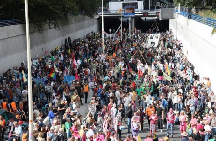 Paesi Bassi: attivisti per il clima bloccano tratto autostrada A12 verso l’Aia