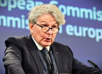 Ue, il commissario Breton si dimette e accusa von der Leyen