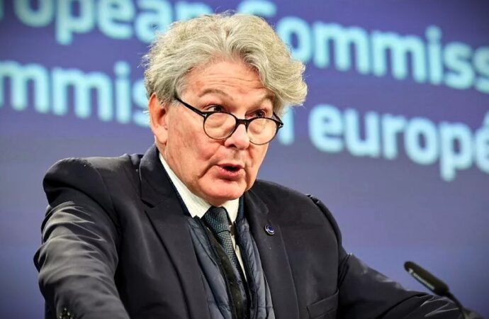 Ue, il commissario Breton si dimette e accusa von der Leyen