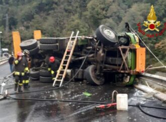 Udine, camion si ribalta e va a fuoco, morto il conducente