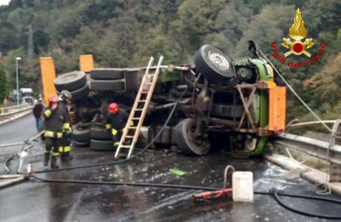 Udine, camion si ribalta e va a fuoco, morto il conducente