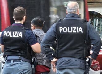 Razzismo, aggressioni e simboli nazifascisti: perquisizioni in tutta Italia