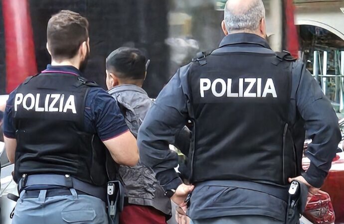 Razzismo, aggressioni e simboli nazifascisti: perquisizioni in tutta Italia