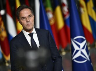 Nato, Rutte: “No a restrizioni su armi fornite a Kiev”