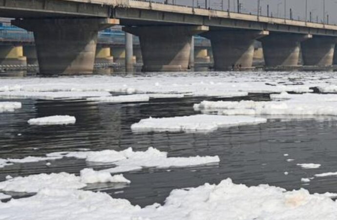 India, veleno nel fiume sacro Yamuna