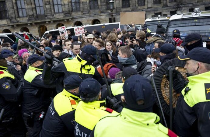 Amsterdam, scontri con la polizia al corteo pro-Palestina: almeno 100 arresti