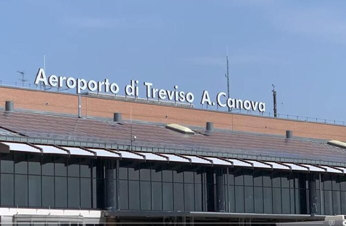 Treviso, aereo turismo fuori pista: aeroporto temporaneamente chiuso