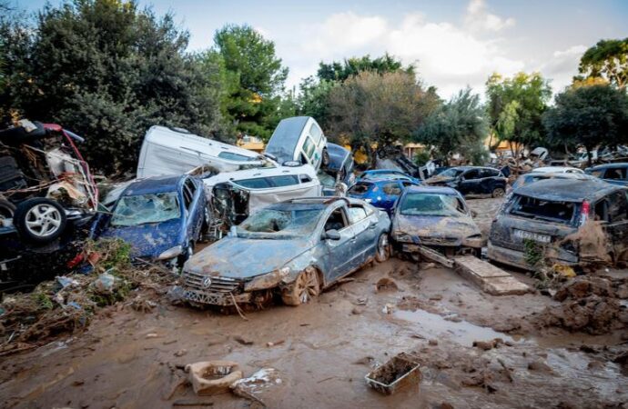 Spagna, nuova allerta a Valencia. Si cercano corpi nel parcheggio:”E’ cimitero”