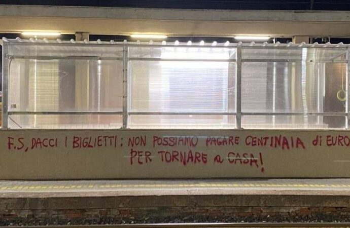 Milano, scritte sui muri contro caro biglietti per fuorisede