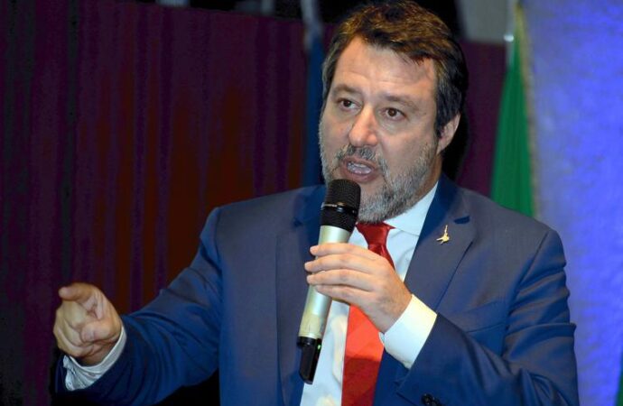 Salvini: “Sì a prostituzione legalizzata se si pagano tasse”