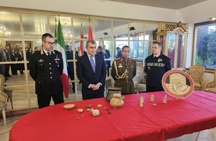 Carabinieri Tpc recuperano 5 manufatti archeologici iracheni restituendoli all’ambasciata