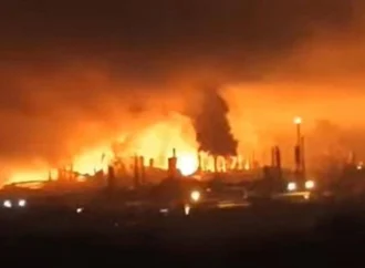 Pioggia di droni sulla Russia, in fiamme raffineria di Nizhny Novgorod