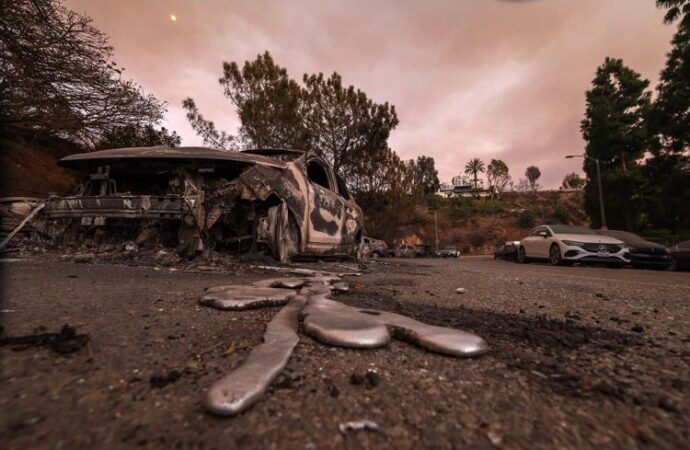 Los Angeles, 16 morti e sciacallaggi; venti in aumento a breve