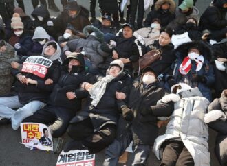 Corea del Sud, proteste per Yoon: sospeso mandato d’arresto