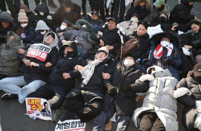 Corea del Sud, proteste per Yoon: sospeso mandato d’arresto