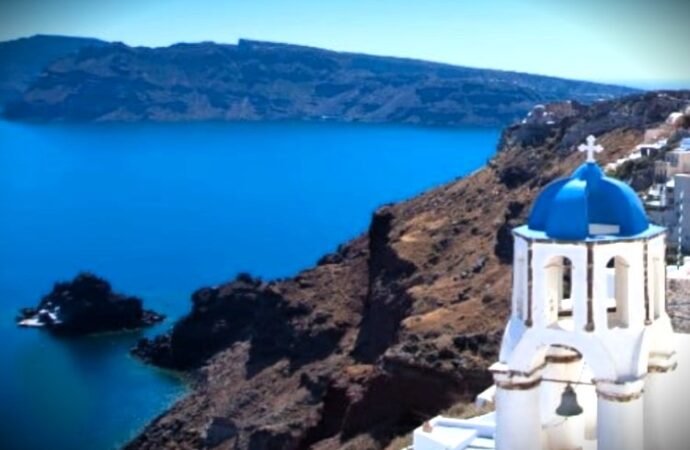 Santorini, migliaia di turisti e residenti in fuga dall’isola