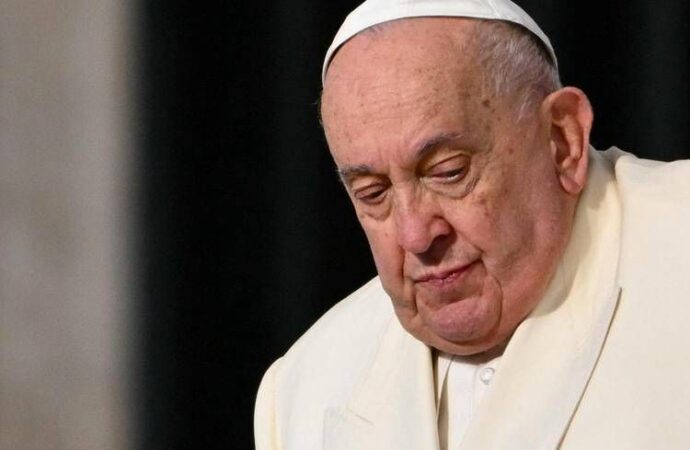 Vaticano, Papa: “Condizioni critiche, crisi respiratoria: necessario ossigeno, prognosi riservata”