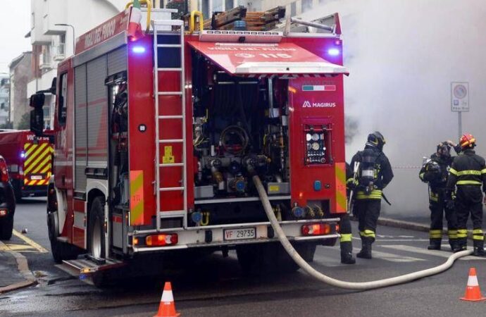 Incendio in un palazzo a Milano, 15 persone in ospedale