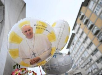 Papa, Vaticano: “Condizioni stazionarie, confermati i miglioramenti”