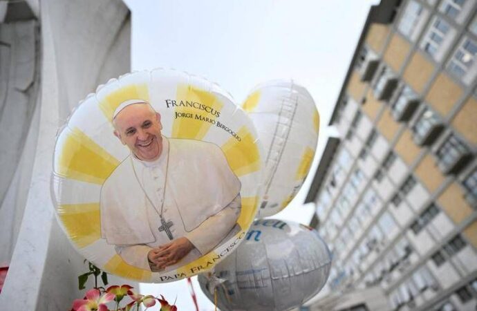 Papa, Vaticano: “Condizioni stazionarie, confermati i miglioramenti”